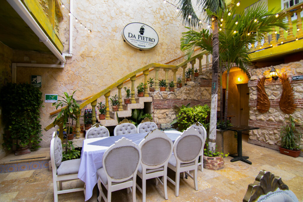 foto-patio-restaurante-da-pietro-scaled.jpg