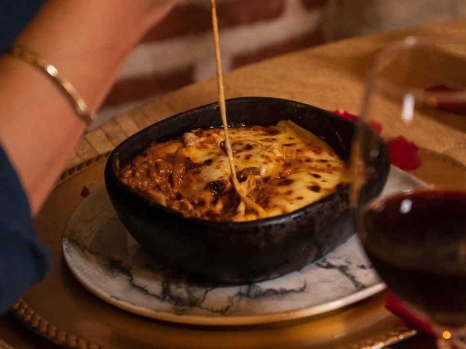 maridaje-plato-con-vino-italiano